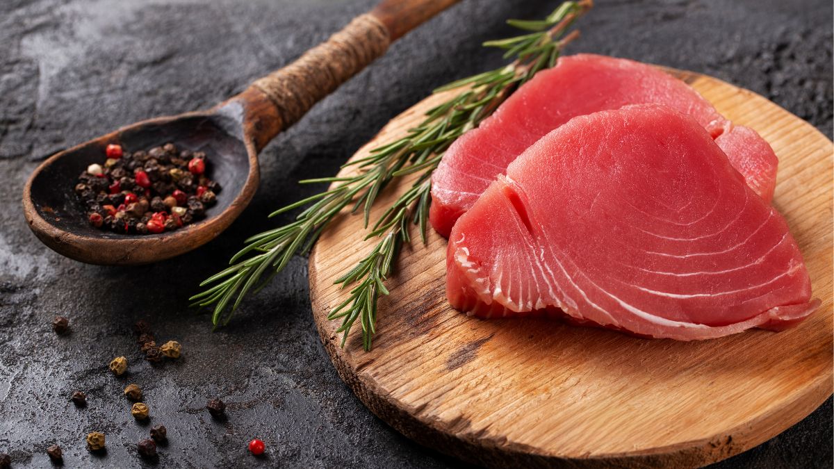 Nutricionistas revelam uma lista de peixes acessíveis, encontrados em qualquer supermercado, que oferecem mais proteína por porção que o frango