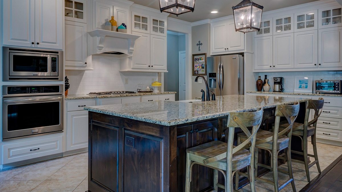 Durante anos, a integração total entre sala e cozinha foi símbolo de modernidade, mas o modelo passou a mostrar limitações práticas.