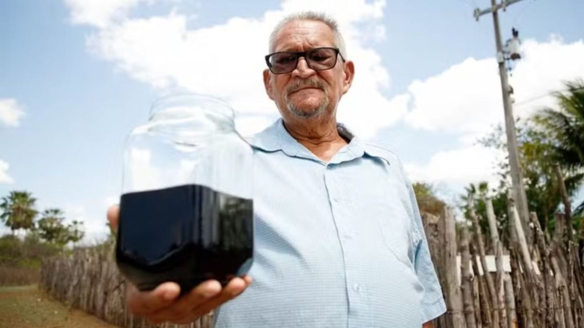 Um agricultor do interior do Ceará tentava buscar água, quando encontrou um líquido viscoso