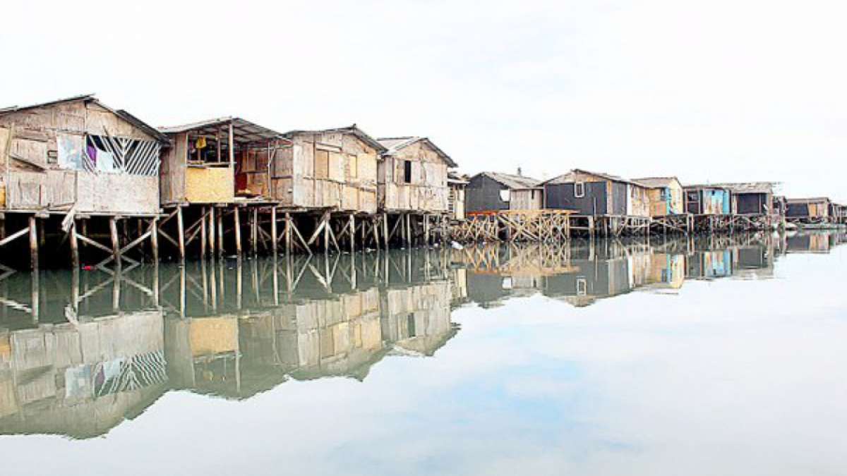 A vida em uma favela de palafitas envolve desafios constantes