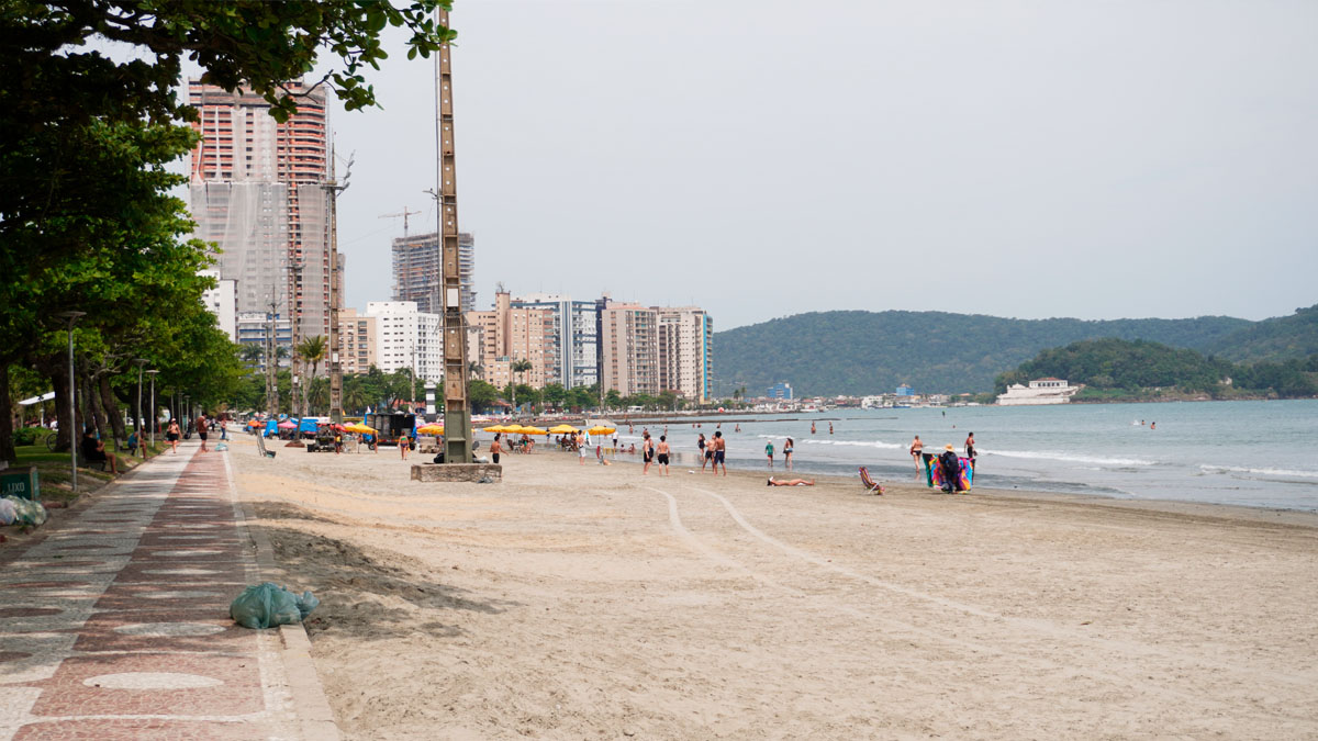 De acordo com a Cetesb, quando são identificadas mais de 100 colônias de bactérias por amostra, a praia passa a ser considerada imprópria para banho e recebe bandeira vermelha