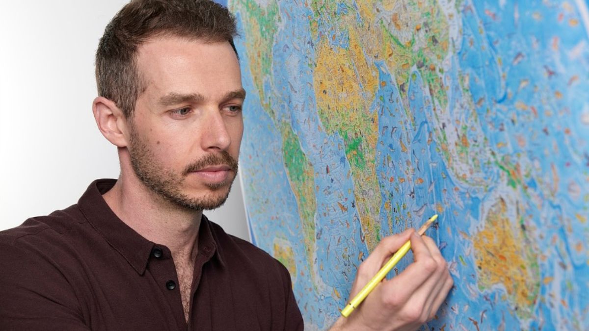 O cartunista Anton Thomas propõe uma nova forma de enxergar o planeta por meio de um mapa-múndi