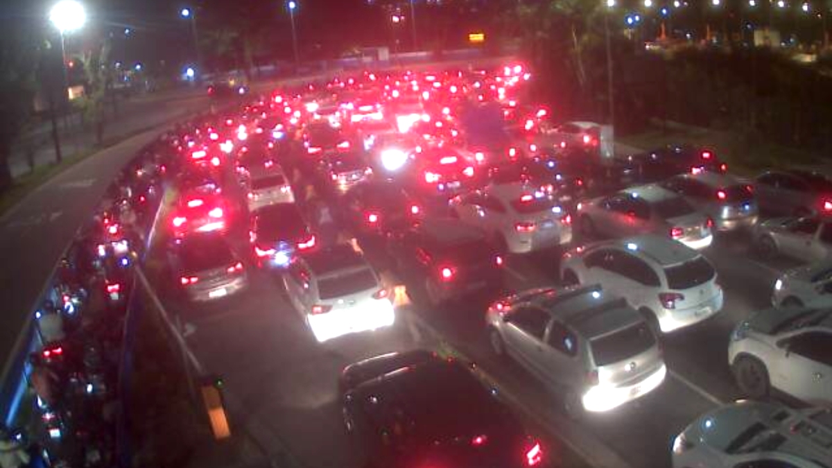 No lado de Santos, os motoristas aguardam cerca de 65 minutos para embarcar