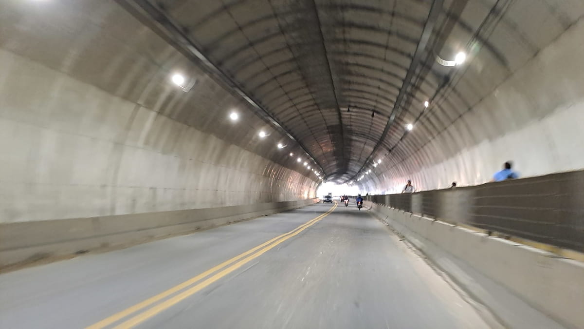 O Túnel da Vila Zilda é um dos principais acessos viários da cidade, conectando regiões importantes e facilitando o deslocamento entre bairros e áreas turísticas de Guarujá