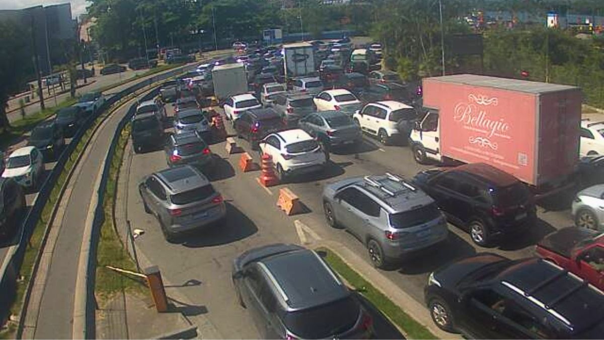 A travessia de balsas entre Santos e Guarujá registra aumento no tempo de espera