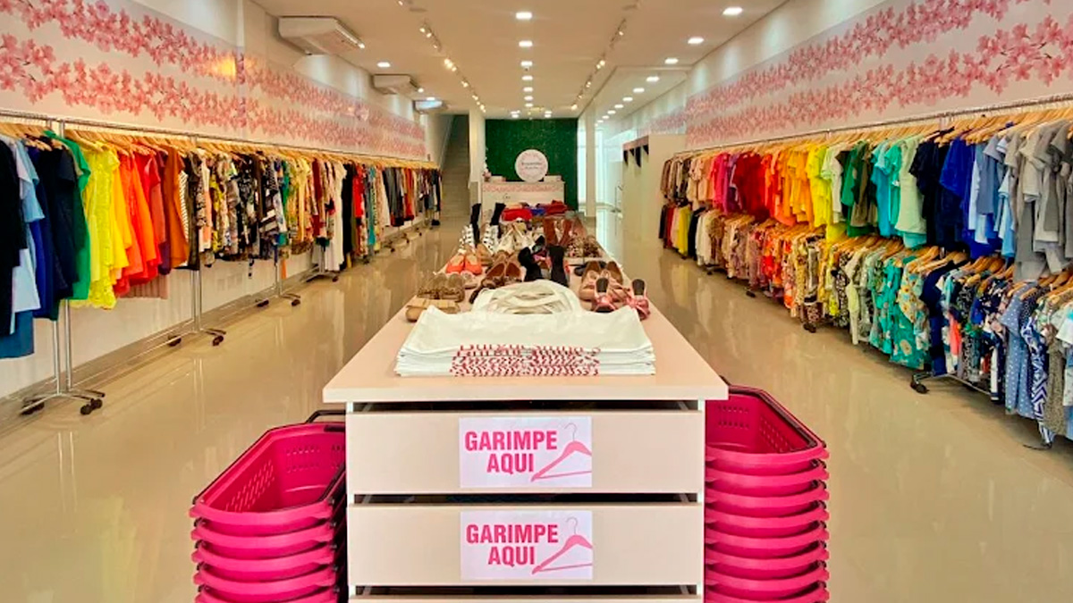 Comprar em brechó deixou de ser apenas uma alternativa econômica e se tornou também uma escolha de estilo e consciência ambiental.