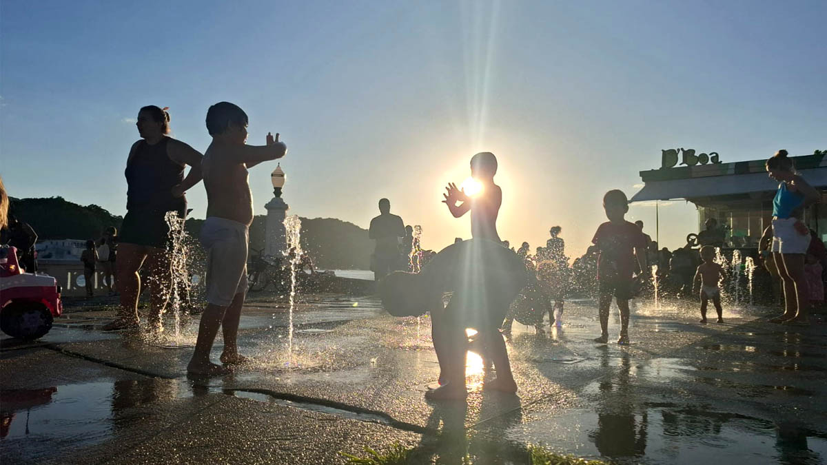 Dia de forte calor em Santos, no bairro da Ponta da Praia