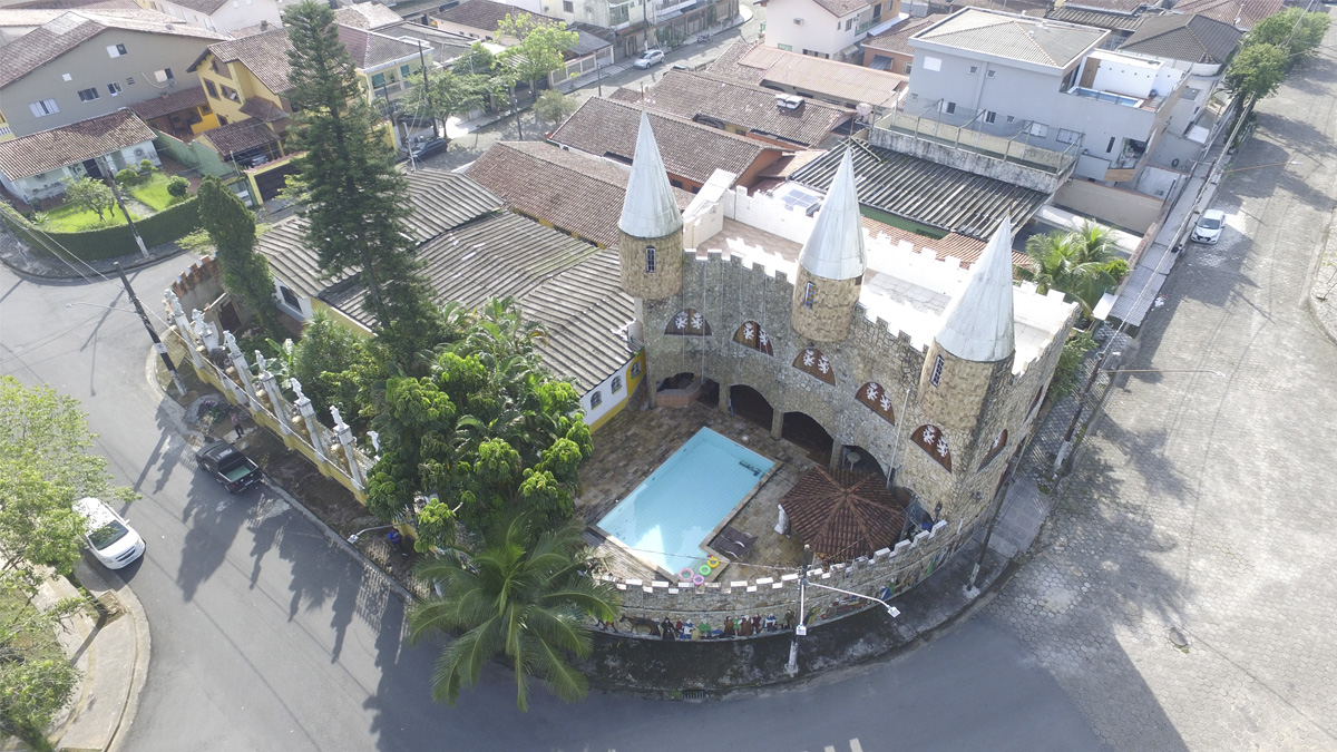 O Castelo do Casqueiro se tornou conhecido após reportagens do Diário do Litoral destacarem sua arquitetura peculiar e a história por trás da construção
