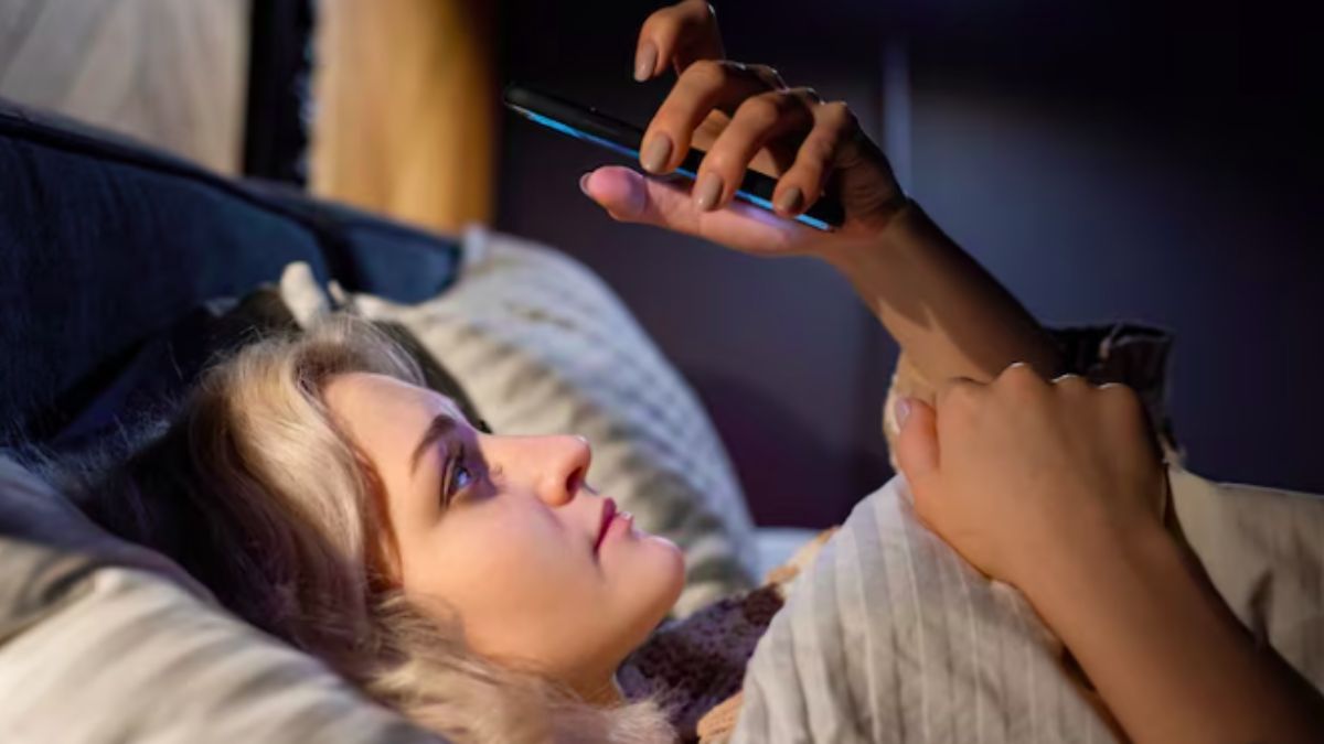 O hábito de usar o celular antes de dormir expõe os olhos à luz azul das telas, que interfere na produção de melatonina hormônio responsável por regular o sono