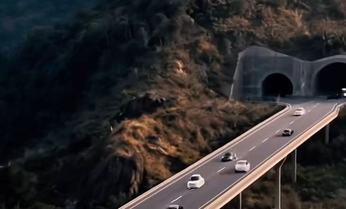 O projeto não prevê apenas uma pista extra, mas uma reestruturação completa de 45 quilômetros, conectando o final do Contorno da Tamoios (em Caraguá) até o coração de Ubatuba