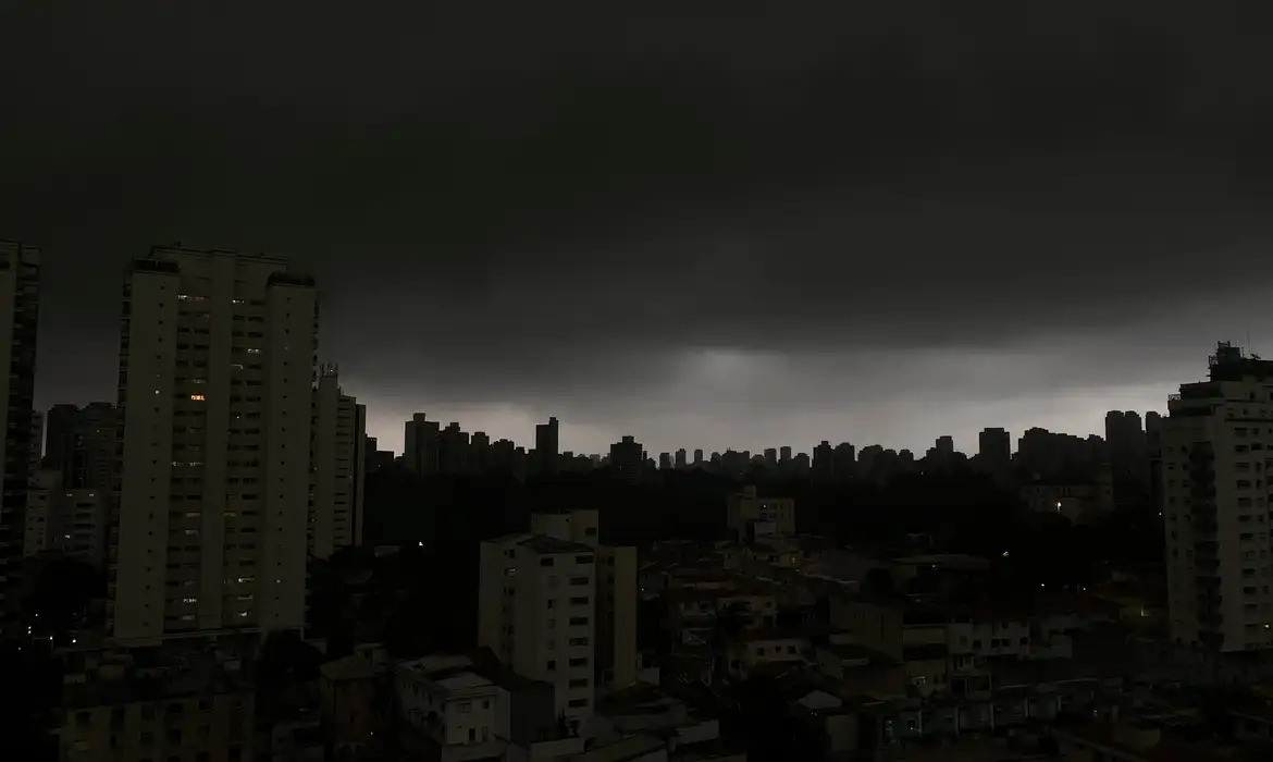 Nuvens carregadas cobrem o céu no sul do Brasil com chegada de frente fria e ciclone