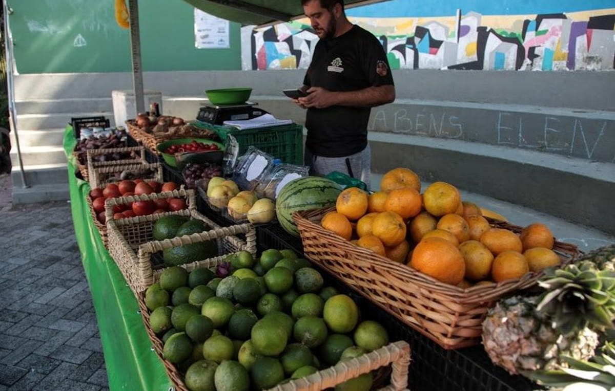 Para economizar, muitos consumidores optam por comprar produtos no final da feira, quando os preços tendem a cair para evitar que as mercadorias retornem para casa com os comerciantes