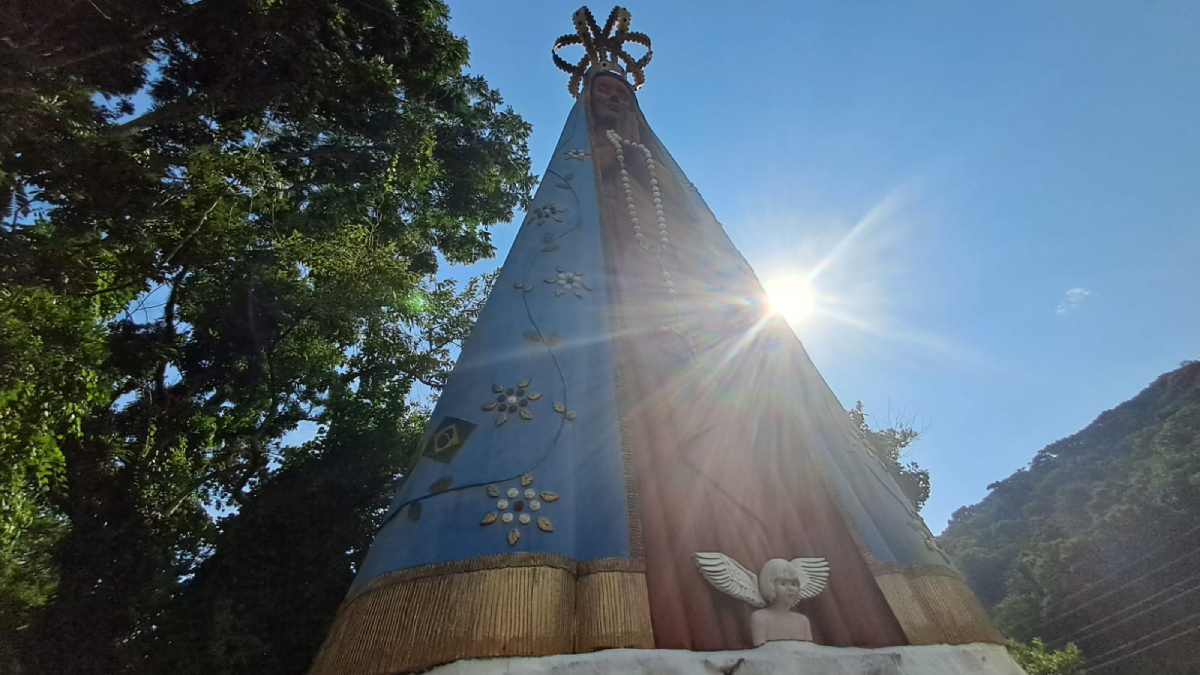 A obra monumental foi criada pela artista plástica Eduarda Belchior e instalada no local em 2006