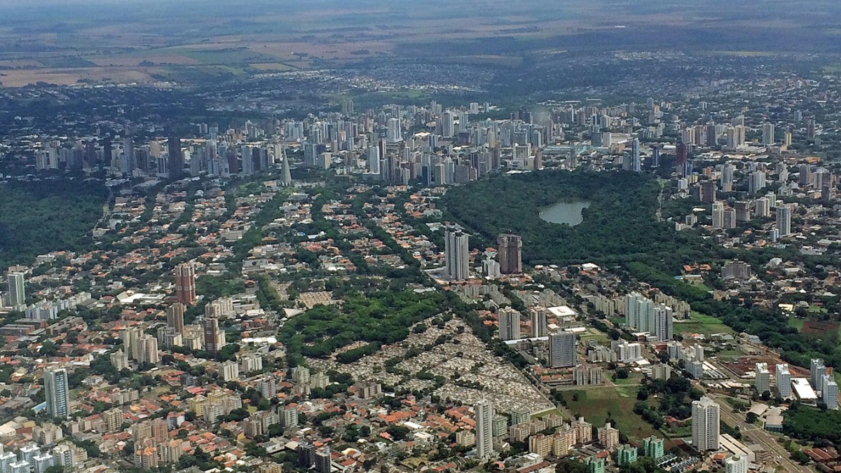 A presença de ruas arborizadas tornou-se uma das marcas mais reconhecidas da cidade