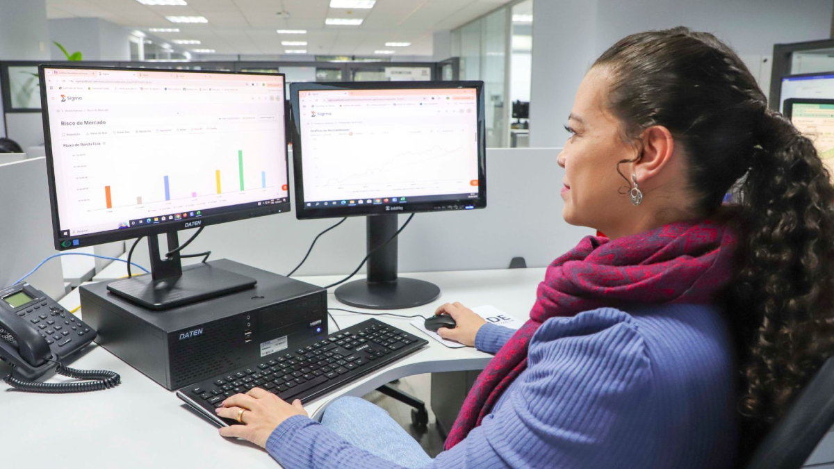 Os salários base variam entre R$ 2.023,33 e R$ 4.318,18, dependendo da escolaridade e da função exercida