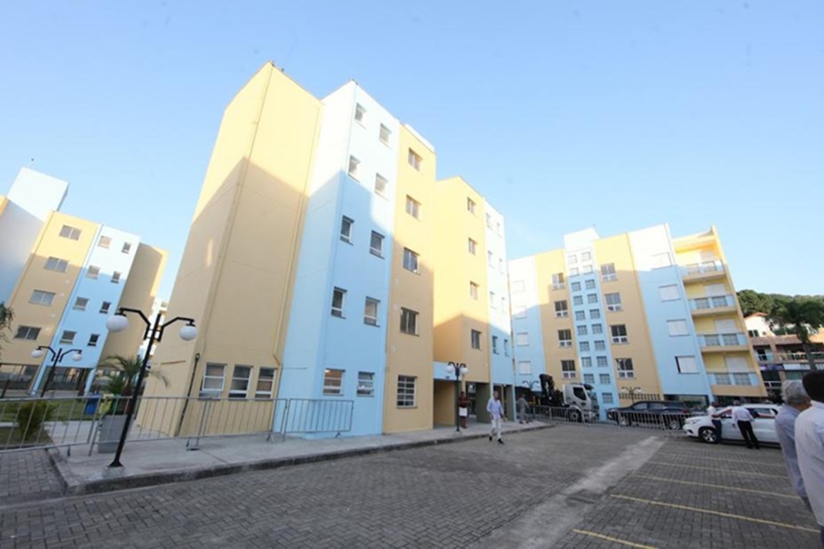 Além das moradias, o projeto inclui 18 espaços comerciais, área de renovação urbana e abertura de novo viário