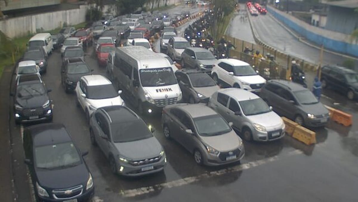 Motoristas e passageiros que utilizam o sistema de balsas no litoral de São Paulo enfrentam tempo de espera de até 35 minutos em algumas travessias na manhã desta quinta-feira