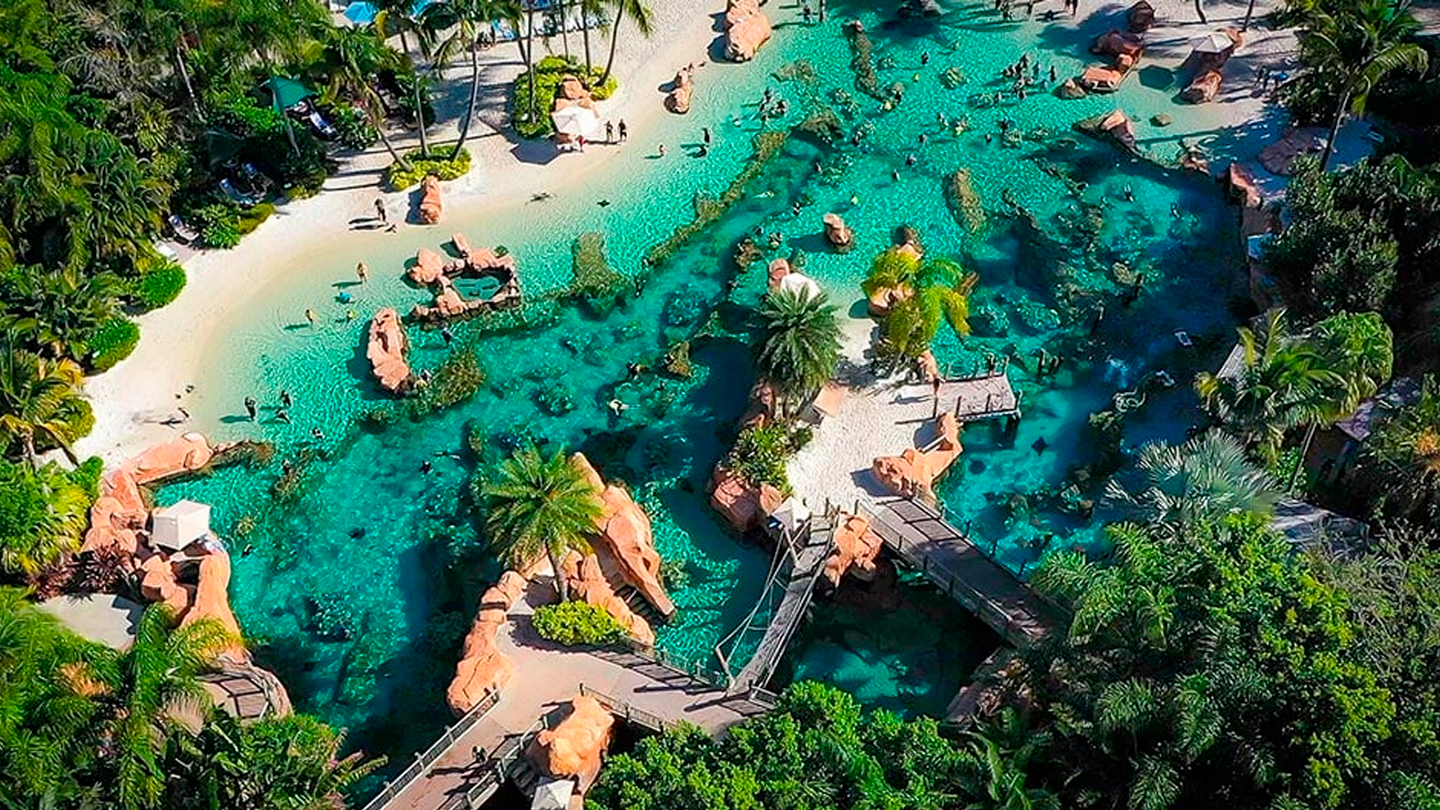 O Discovery Cove funciona com número limitado de visitantes por dia e sistema all-inclusive