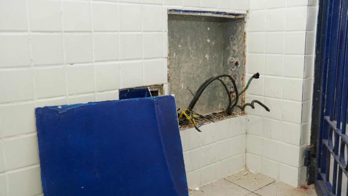 Os criminosos levaram a fiação de cobre responsável pela interligação elétrica da unidade e danificaram os quadros de energia