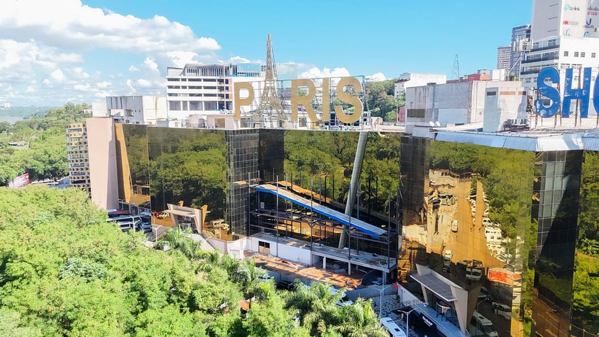 Entre eletrônicos, perfumes, roupas e bebidas, alguns centros comerciais se destacam pela estrutura moderna, variedade de lojas e maior segurança para os visitantes