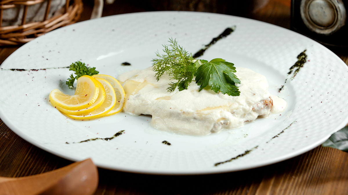 O resultado é um peixe suculento, envolvido por um molho bem cremoso