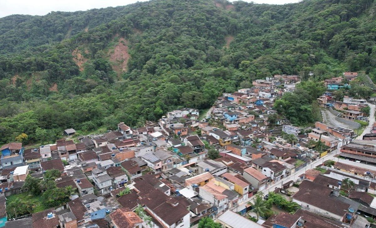 Em setores como a Vila Sahy, uma das regiões mais atingidas, o estudo mostra que as zonas impactadas pelo deslocamento do solo e das rochas estavam classificadas como de suscetibilidade moderada ou baixa