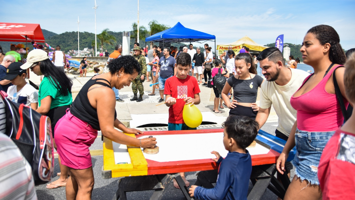 A programação da Rua de Lazer de São Vicente reúne shows, artesanato e opções de lazer