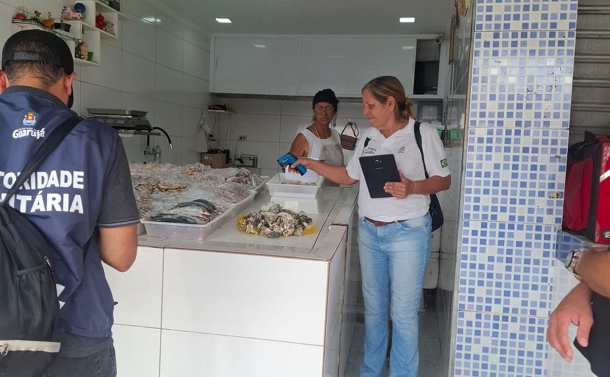 Equipes da Vigilância Sanitária de Guarujá fiscalizaram 15 peixarias nos bairros Perequê e Astúrias