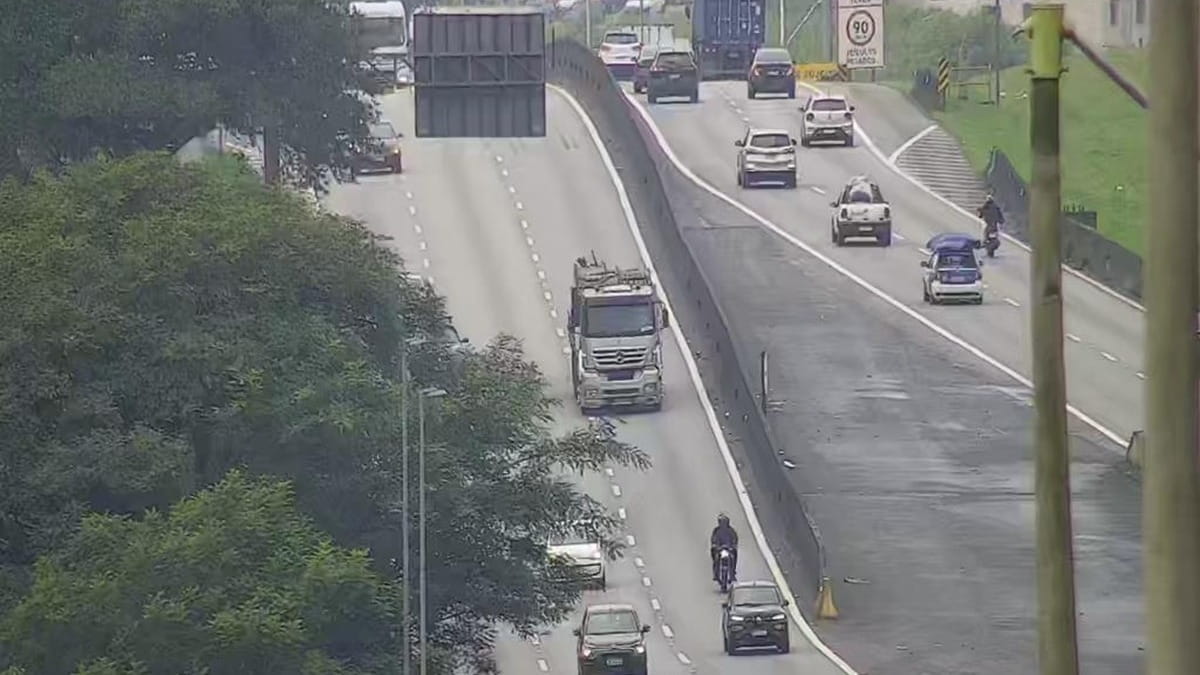 No sentido Litoral, a Anchieta está interditada entre os quilômetros 49 e 53 devido a um acidente