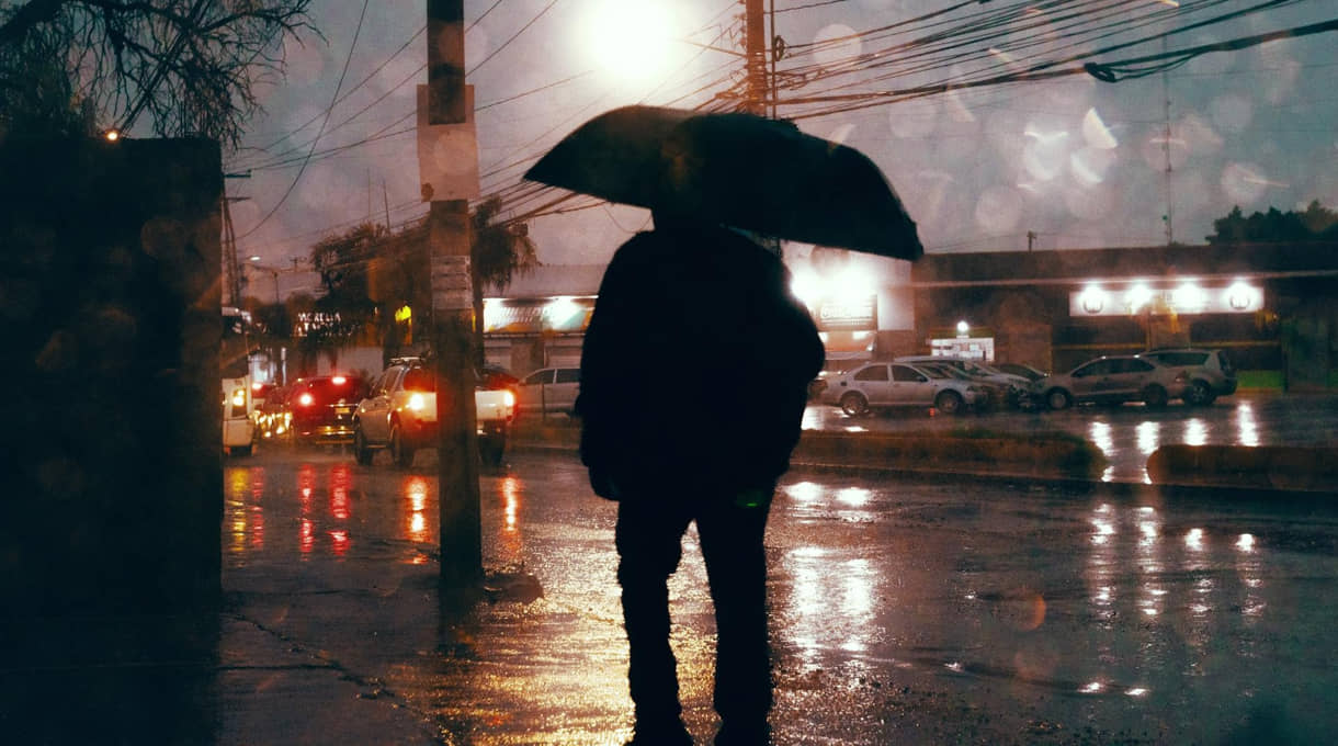 Frio de leve, chuva e ressaca chegam a Baixada Santista neste domingo