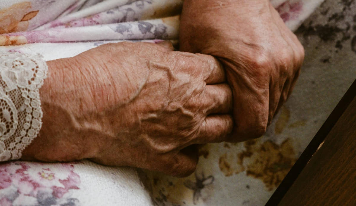 Foto ilustrativa / Mãos de uma mulher idosa, acima dos 90 anos
