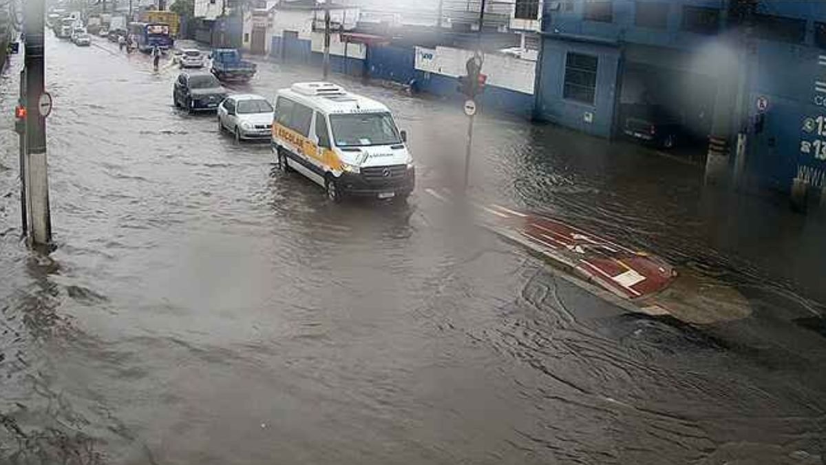 Conhecida pelos problemas históricos em dias de chuva forte, a via registrou congestionamento durante toda a manhã desta terça-feira (10).