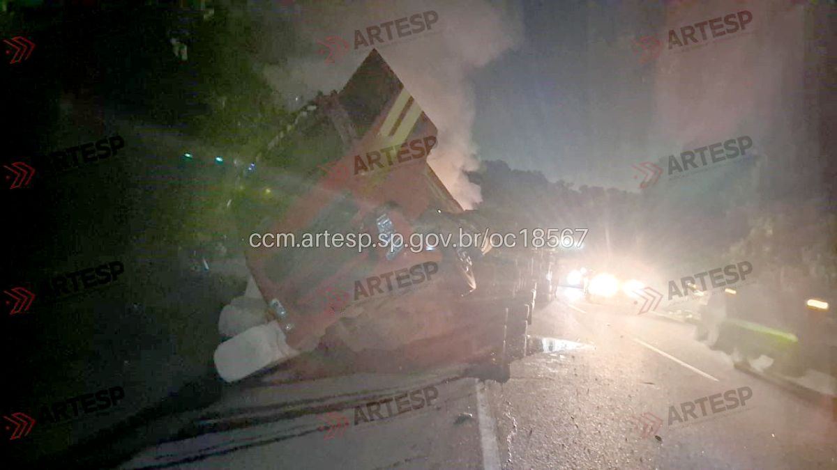 Equipes da concessionária Ecovias trabalham no transbordo da carga de algodão para que o conjunto possa ser destombado e removido.