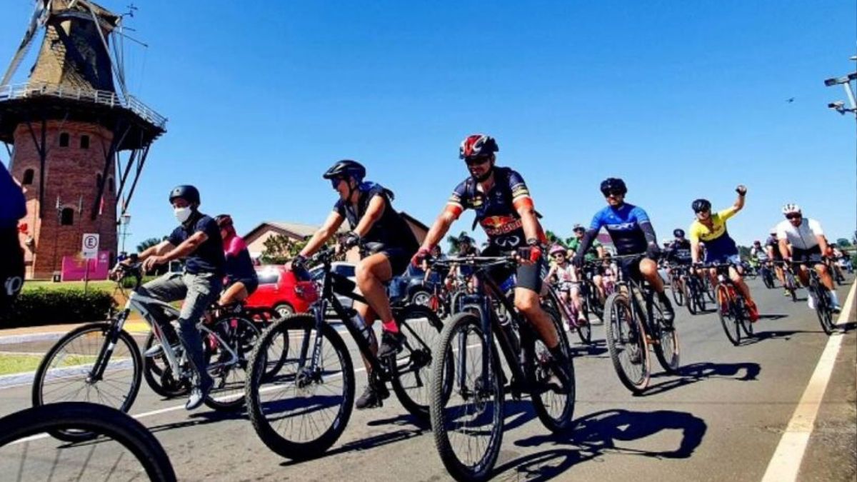 De acordo com levantamentos locais, cerca de 60% dos deslocamentos em Holambra são feitos de bicicleta