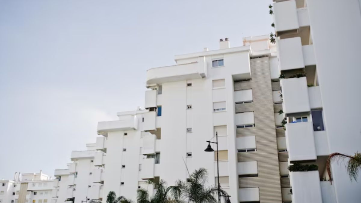Levantamento com 145 imobiliárias revela recuo de 11% nas vendas e uma busca acelerada por aluguéis de até R$ 2.500; juros altos explicam a cautela dos compradores