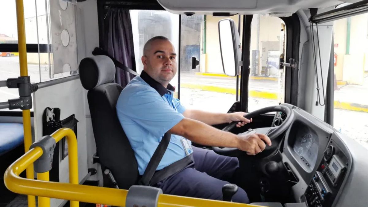 Proposta em análise na Câmara define salário base para municípios com mais de 200 mil habitantes e prevê reajuste anual pelo INPC