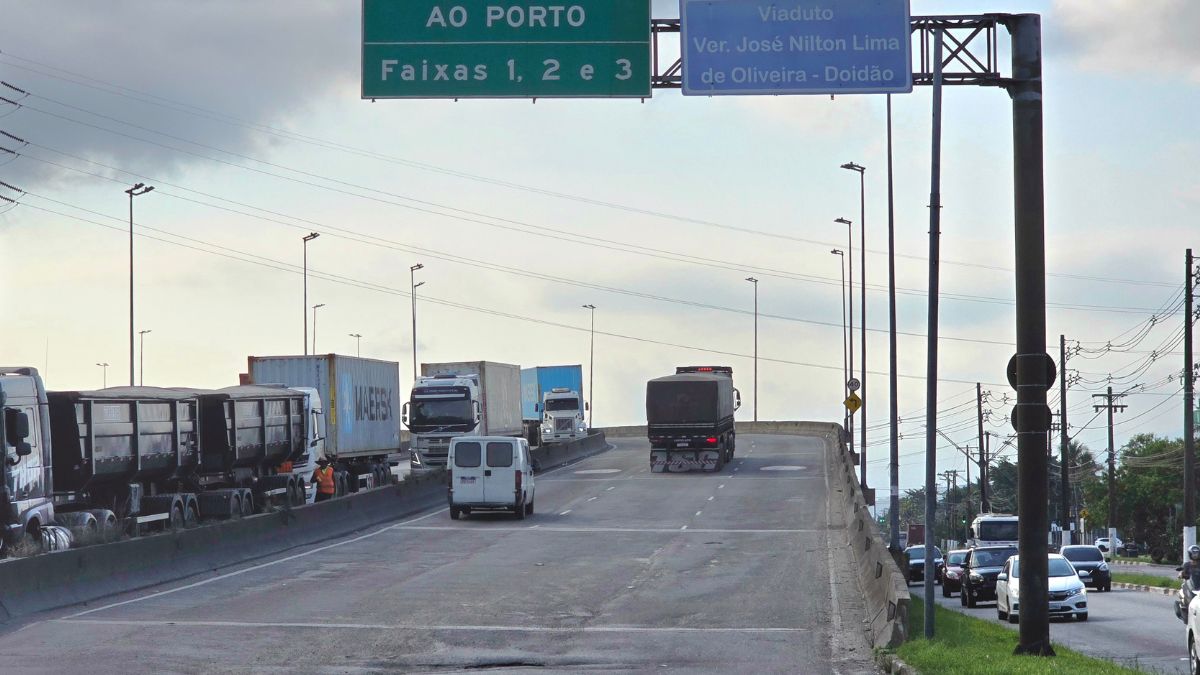 Alunos da Guarda Portuária em formação atuam em parceria com a Semob para ordenar fluxo de caminhões na região