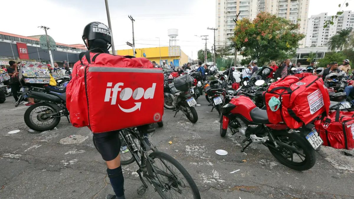 Projeto piloto começa com 20 unidades e foca em dignidade, higiene menstrual e segurança para trabalhadores de app
