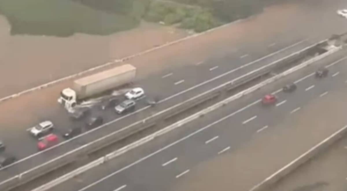 Forte temporal alaga a Rodovia dos Imigrantes neste domingo (8)