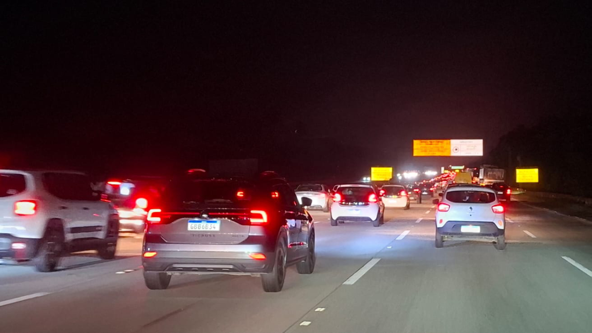 Na Rodovia dos Imigrantes, a descida para o litoral exige paciência dos motoristas em dois trechos específicos