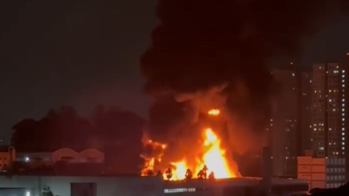 Incêndio em distribuidora de tintas começou na madrugada desta terça-feira, 31