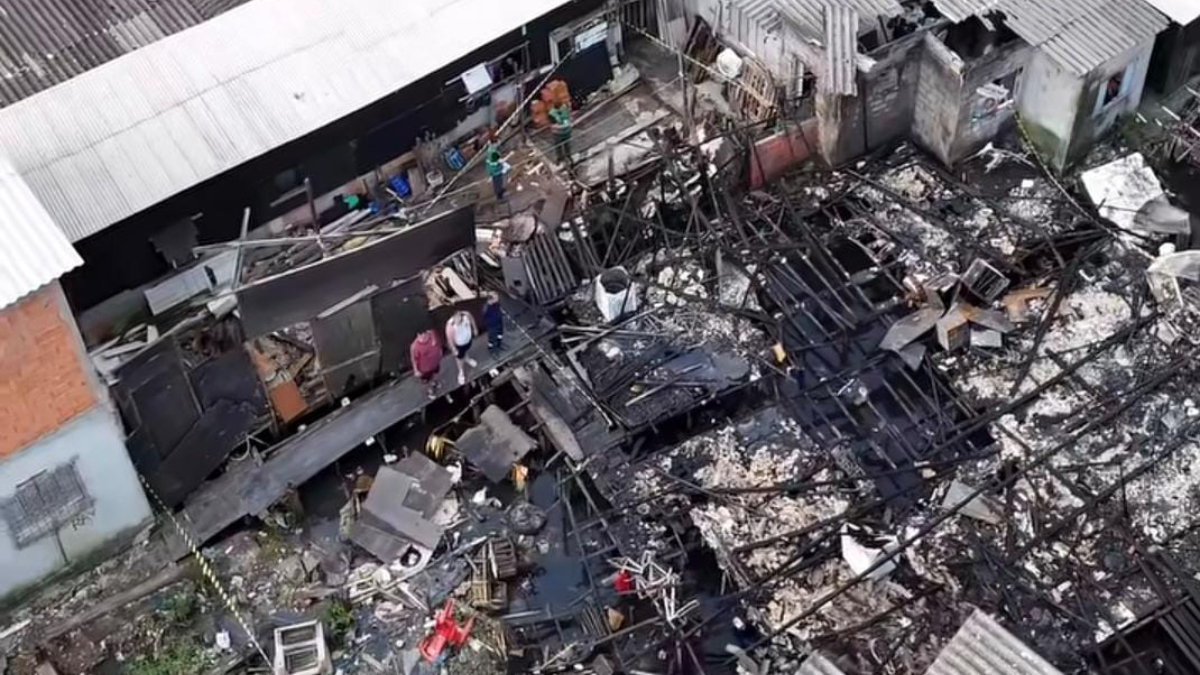 As chamas se espalharam rapidamente pelas moradias da área conhecida como Ilha Bela