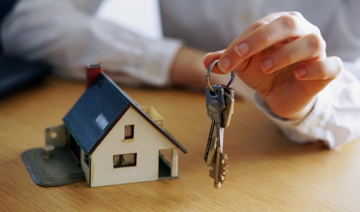 Para atender parte da demanda, o município já conta com 80 unidades habitacionais em construção, enquanto outras 200 estão em processo de licitação