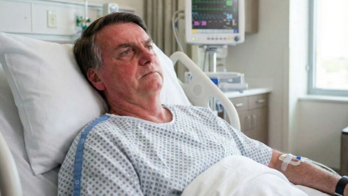 Bolsonaro foi internado no dia 13 de março após apresentar sintomas como febre alta, queda de oxigenação e mal-estar.