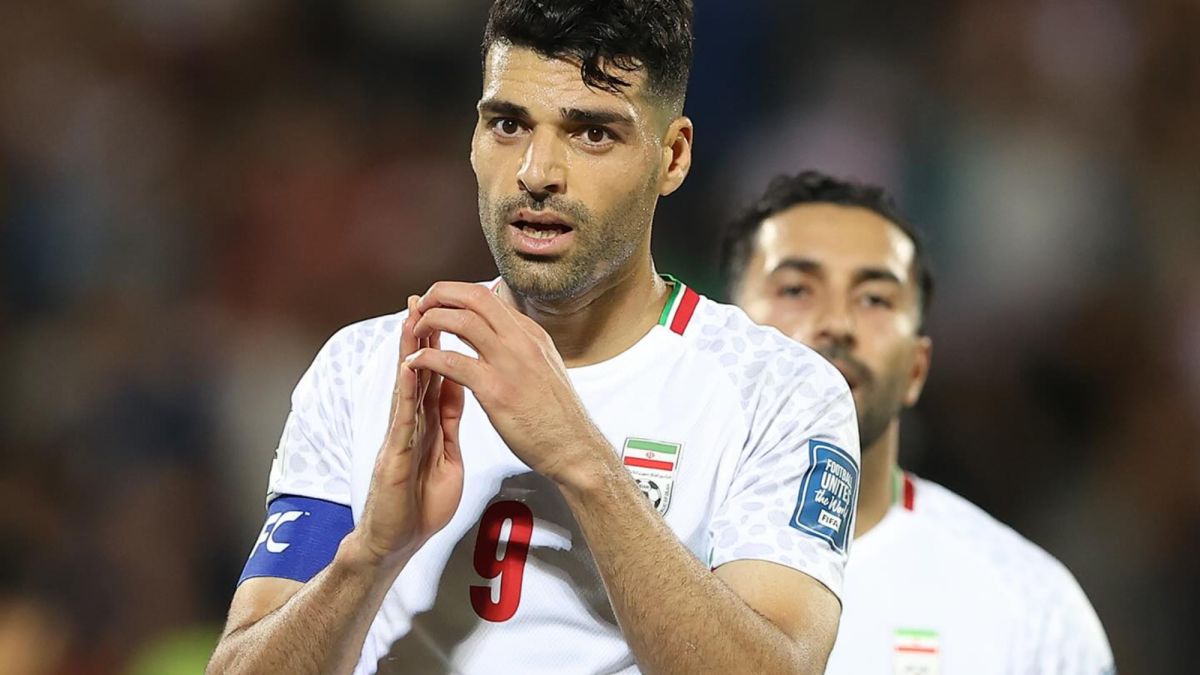 Jogador do Irã, Mehdi Taremi, cuja seleção não vai mais disputar a Copa do Mundo nesta edição