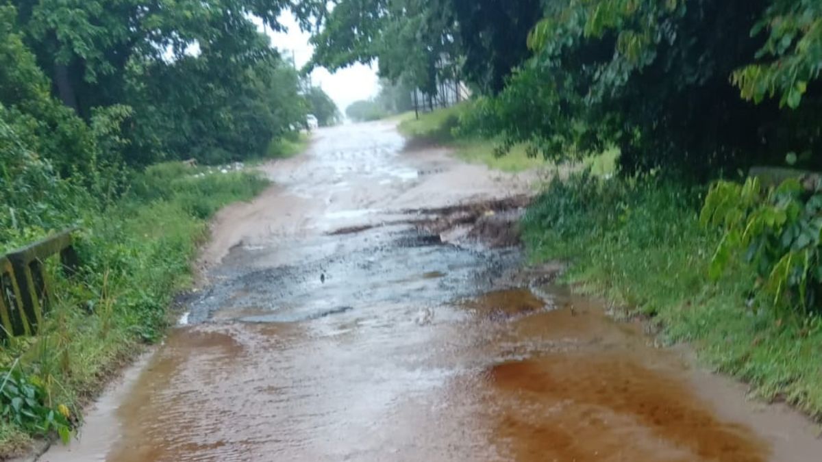 Avenida principal se torna intransitável com o transbordamento dos rios