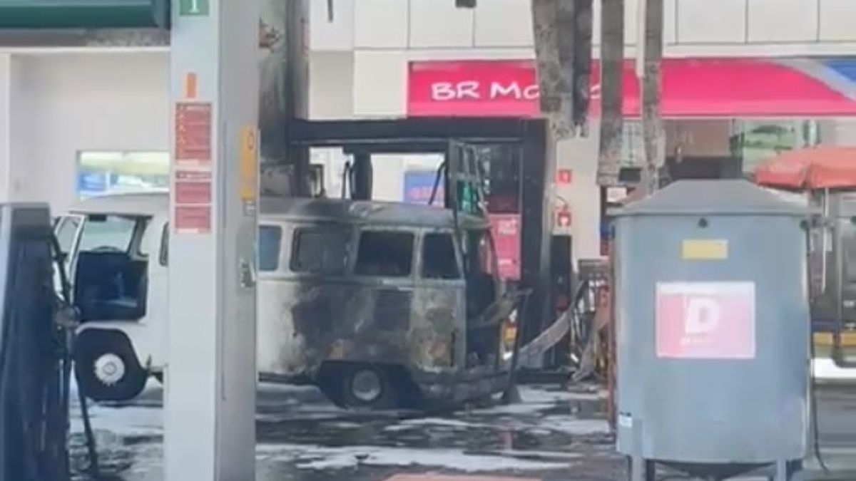 Uma Kombi pegou fogo em um posto de combustível na Ponta da Praia, em Santos