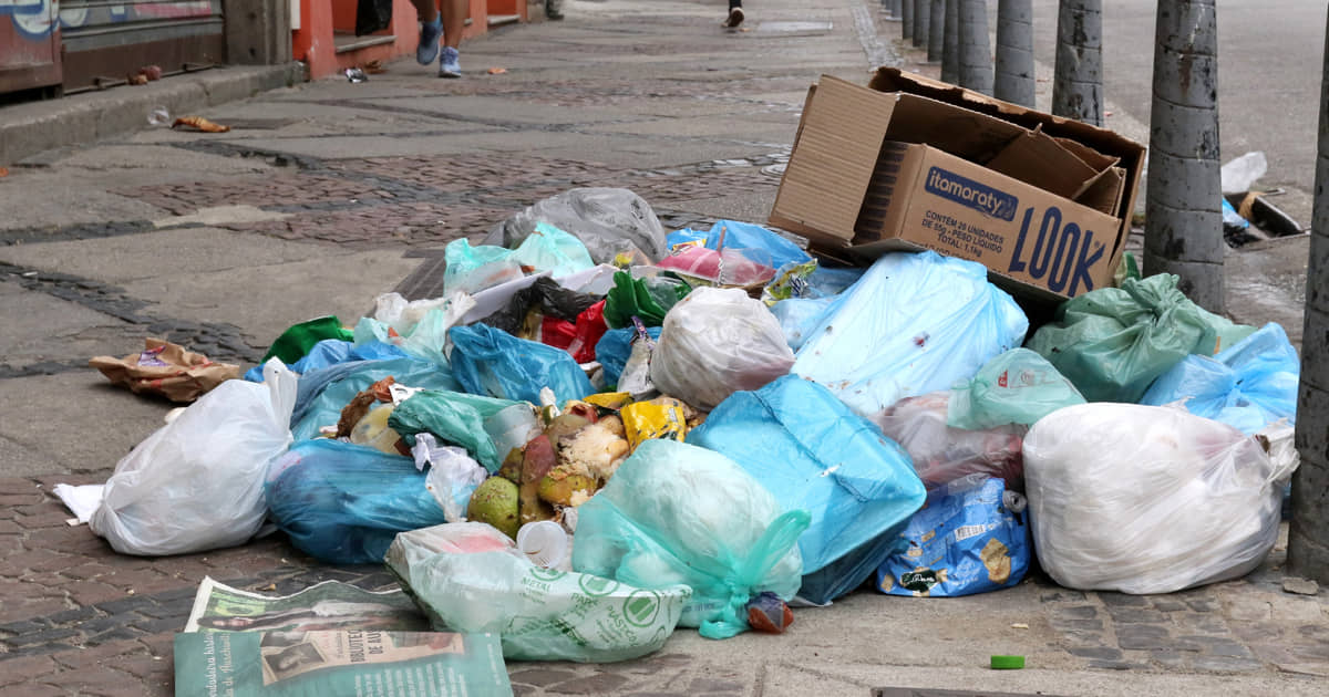 Lixo acumulado em calçada de maneira errada atrai insetos e causa mau cheiro