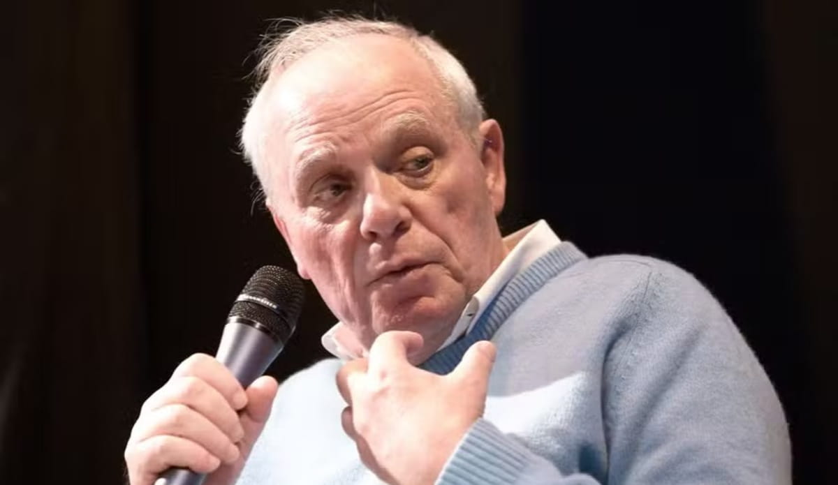 Ao longo da carreira, publicou cerca de 30 romances, além de coletâneas de crônicas e textos jornalísticos.