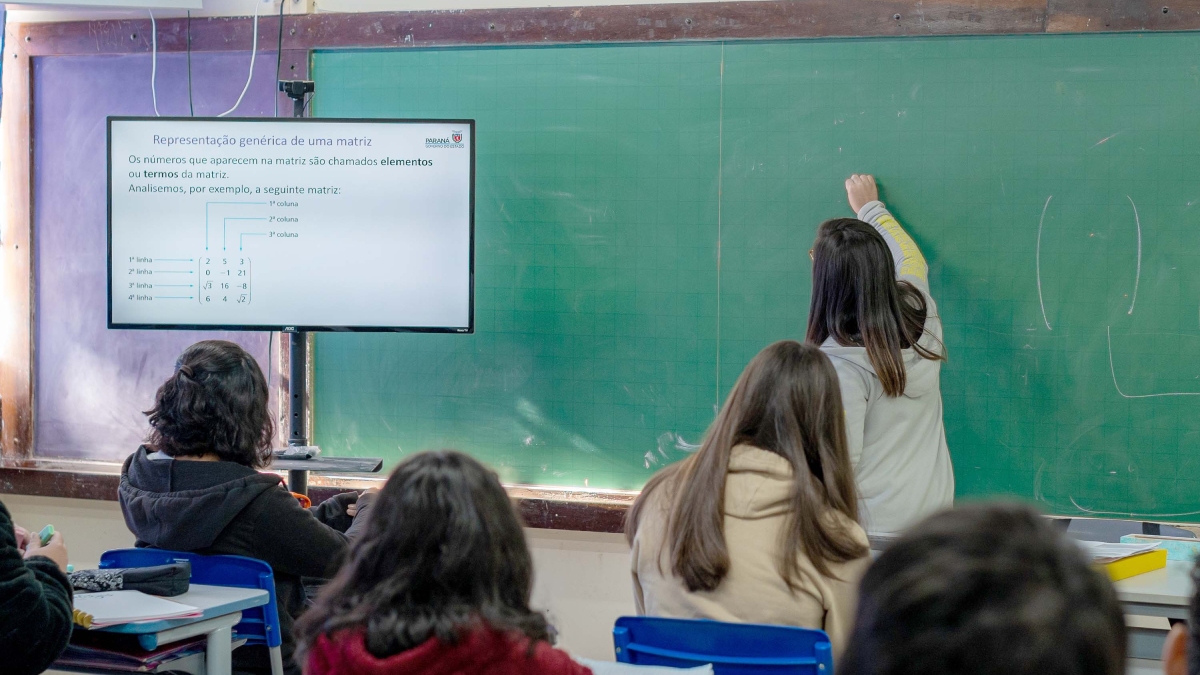 Atualmente, o piso nacional do magistério está fixado em R$ 4.868